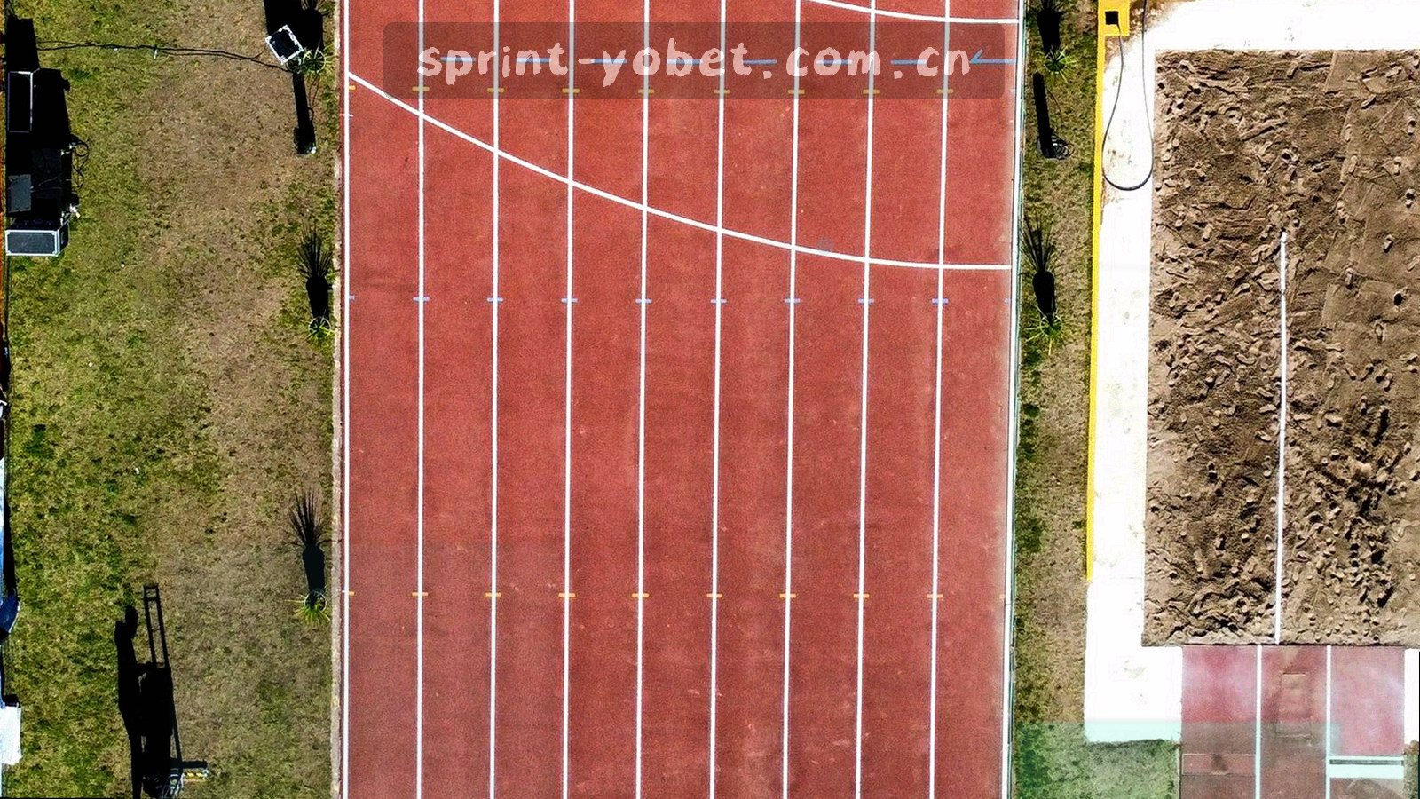 深色网格地图抽象示意图，以一个荧光青节点标示内容小组所在区域，画面不含任何具体地址文字